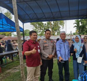 Direktur PT Riau Pangan Bertuah, Ade Putra Daulay, S.P., M.Si (Baju Merah)