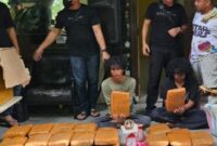 BNNP Riau menangkap 2 eks mahasiswa dengan barang bukti ganja 63 kilogram, di kampus UIN Suska Riau di Pekanbaru.(Dok. BNNP Riau.)