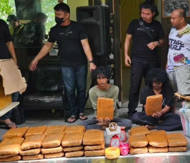 BNNP Riau menangkap 2 eks mahasiswa dengan barang bukti ganja 63 kilogram, di kampus UIN Suska Riau di Pekanbaru.(Dok. BNNP Riau.)