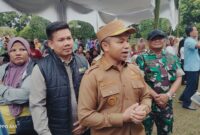 Gubernur Riau H.Abdul Wahid,M.Si didampingi Direktur PT Riau Pangan Bertuah Ade Putra Daulay,S.P.,M.Si