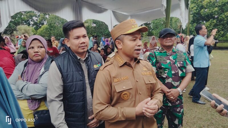 Gubernur Riau H.Abdul Wahid,M.Si didampingi Direktur PT Riau Pangan Bertuah Ade Putra Daulay,S.P.,M.Si