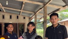 Perwakilan CV BJS mitra Agrinas Palma Nusantara. Menyalurkan bantuan perlengkapan sekolah