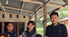 Perwakilan CV BJS mitra Agrinas Palma Nusantara. Menyalurkan bantuan perlengkapan sekolah