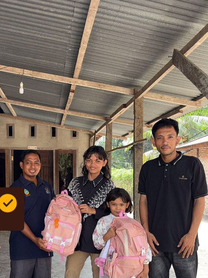 Perwakilan CV BJS mitra Agrinas Palma Nusantara. Menyalurkan bantuan perlengkapan sekolah